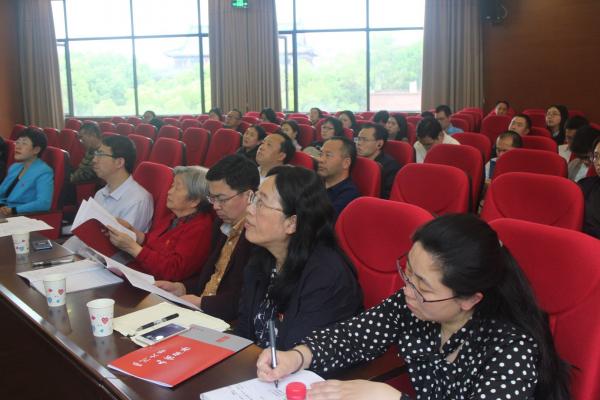 化工系教工党支部党员同志翻阅最新一期知识速报
