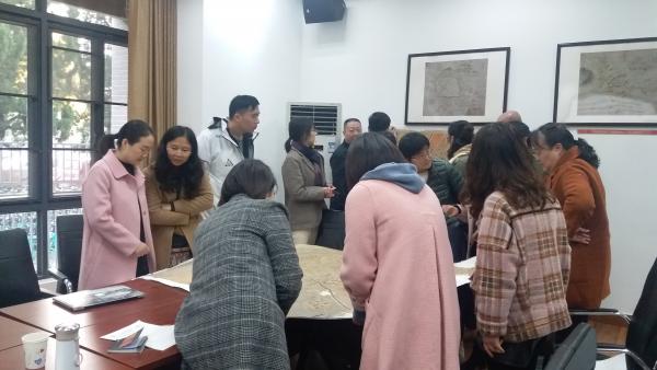 ​​参会人员一起研究古地图