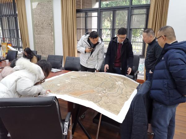 ​​参会人员一起研究古地图